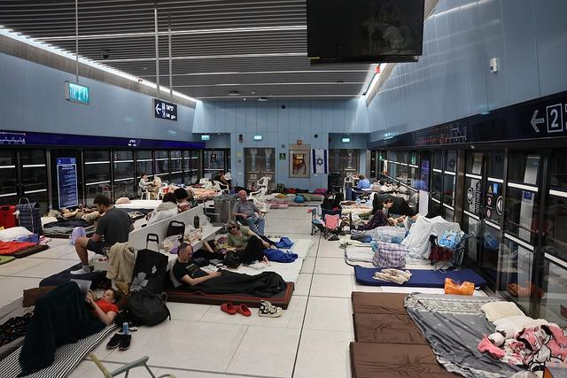 当地时间2025年6月18日，以色列特拉维夫，在伊朗弹道导弹威胁持续之际，人们在轻轨地下车站过夜。视觉中国 图