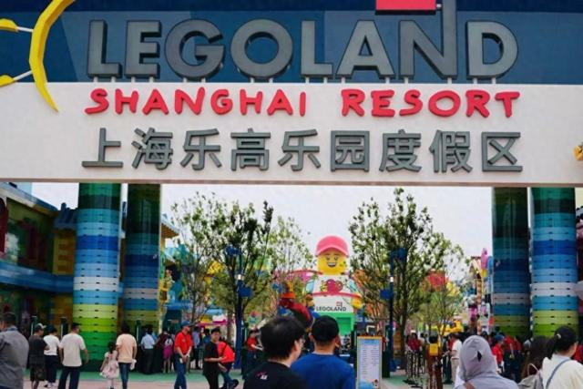 今天是上海乐高乐园度假区试运营第一天，上午9点多，上海乐高乐园入口处已排起长龙。本文图片 金山区供图