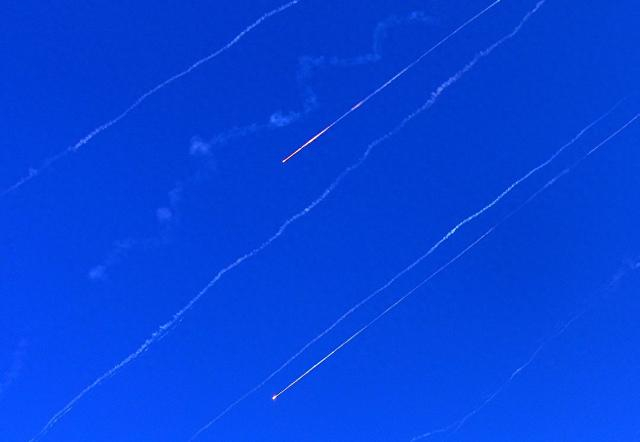 当地时间2025年6月19日，约旦河西岸，伊朗发射的导弹划过希伯伦上空。视觉中国 图