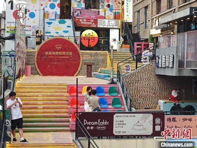 图为民众在西安老菜场文化创意街区拍照。党田野 摄