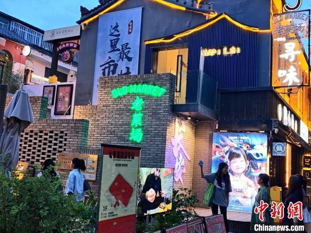 图为西安老菜场文化创意街区夜景。党田野 摄
