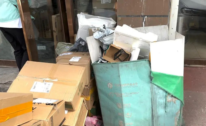 一些快递网点驿站的回收箱内堆满了垃圾。新华社记者 司晓帅摄
