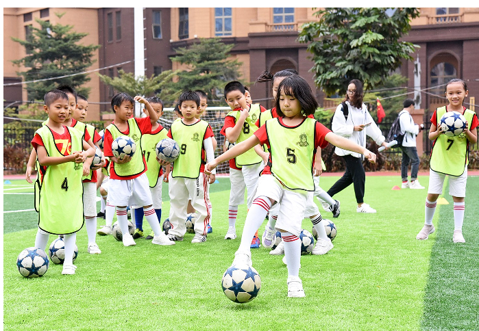 近年来，南宁校园足球运动热度持续上升。图为孩子们进行足球专项技术训练（资料图片）。 本报记者林显威 摄
