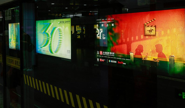上海地铁站内，上海电视节和上海国际电影节的海报