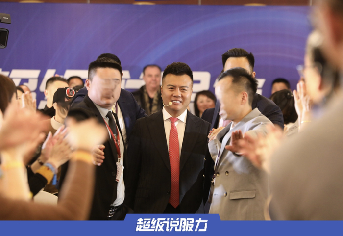 2023年2月，吸引力公司举办的“超级说服力”课堂上，杨涛鸣在掌声、欢呼声中登场。受访者供图