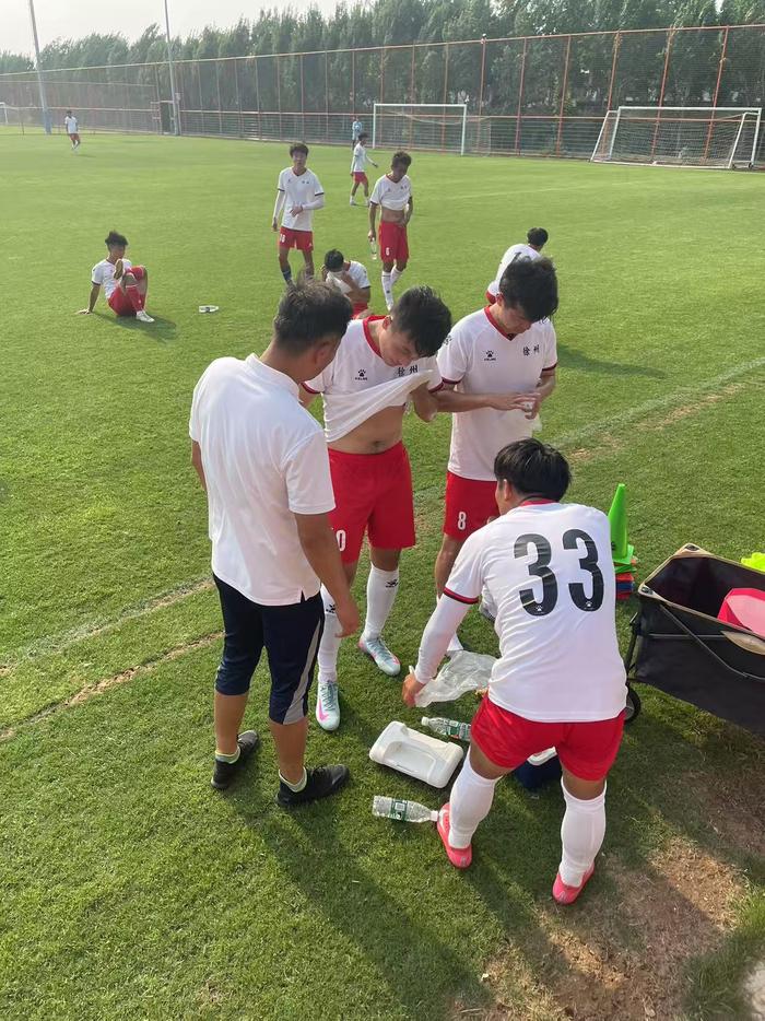 6月9日,徐州队在鲁能足校训练。新京报记者 隋坤 摄