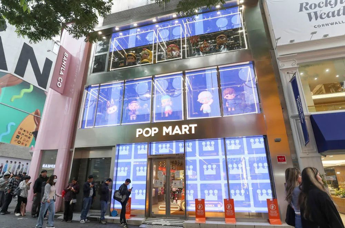 △5月20日，顾客在韩国首尔明洞街区的泡泡玛特店面前排队。新华社记者 姚琪琳 摄