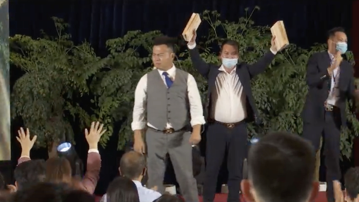 “走火大会”课堂上，杨涛鸣演示“手劈木板”，在他掌击后，两块两厘米厚的板材从正中间齐整断开。视频截图