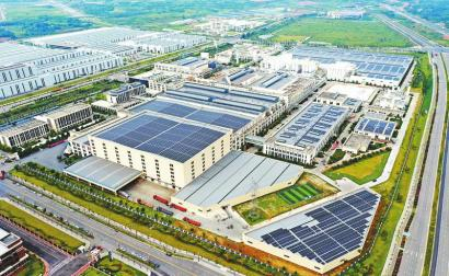 巨石集团成都工厂在建设屋顶光伏项目后，又上马用户侧储能项目。 受访者供图