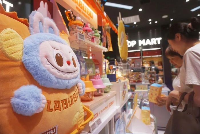△2025年6月12日在泡泡玛特浙江杭州门店拍摄的LABUBU系列产品。新华社发（龙巍摄）