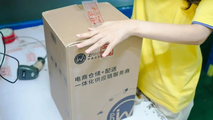 中通快递正试点使用的以废弃石料为原材料的可降解环保石塑箱。（中通快递供图）