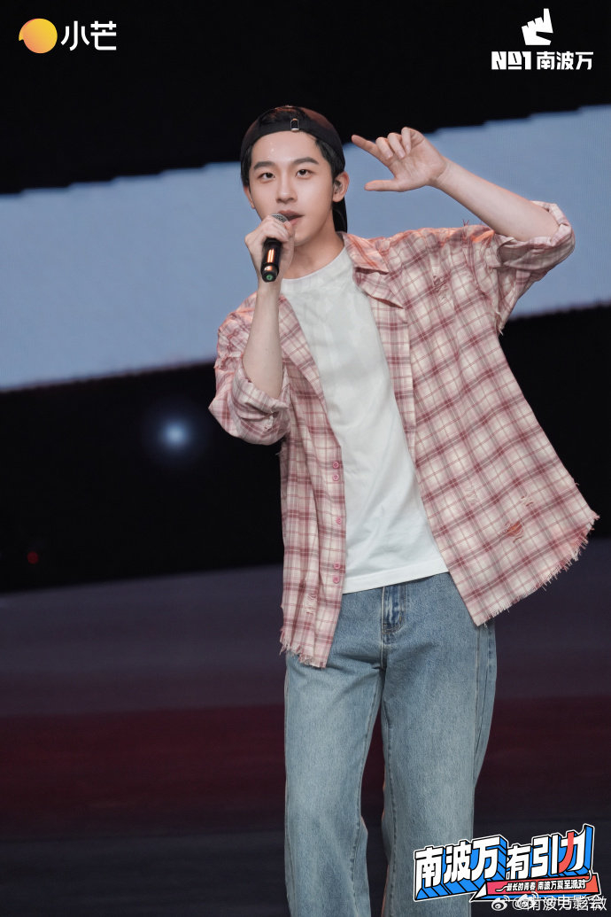 南波万举办引力派对表演狂欢盛宴|表演_新浪新闻
