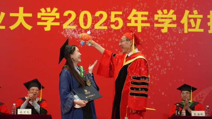 6月17日、18日连续两天，孙其信校长站立24个小时，在东西两校区分别为毕业生逐一拨穗、颁授学位证书、合影留念。