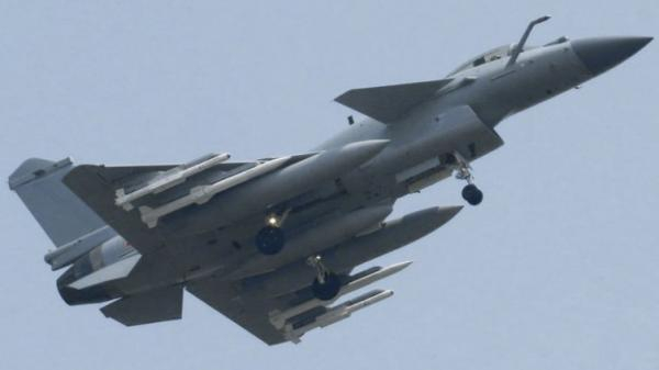 歼-10C战斗机携带PL-10和PL-15导弹飞行照片 