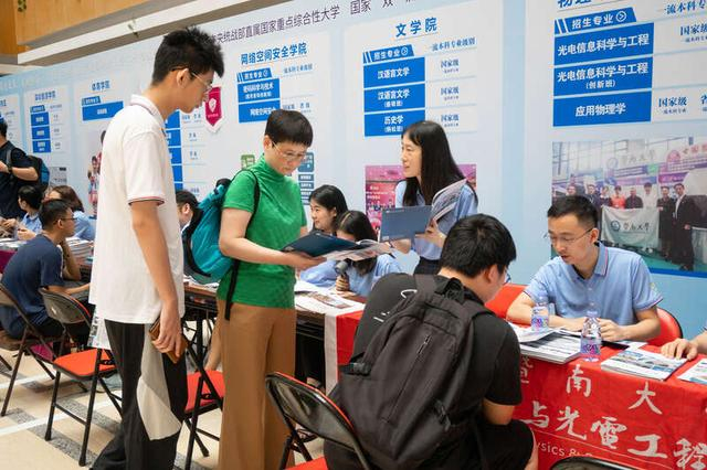 家长带考生前来咨询。罗政/摄