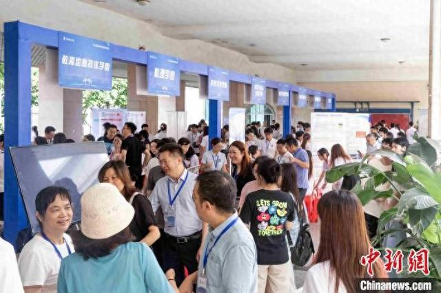 6月21日，华南师范大学举行校园开放日，吸引众多考生和家长咨询。华南师范大学供图