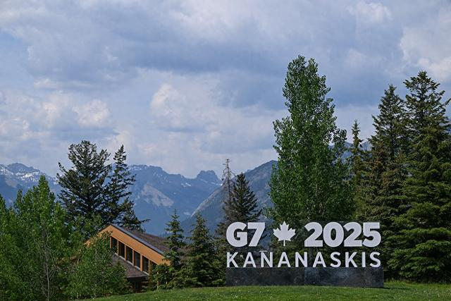 当地时间2025年6月17日，加拿大艾伯塔省班夫，七国集团（G7）峰会标志在卡纳纳斯基斯国际媒体中心外展示。视觉中国 图