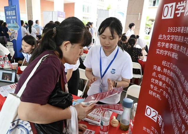 家长向工作人员询问。罗政/摄