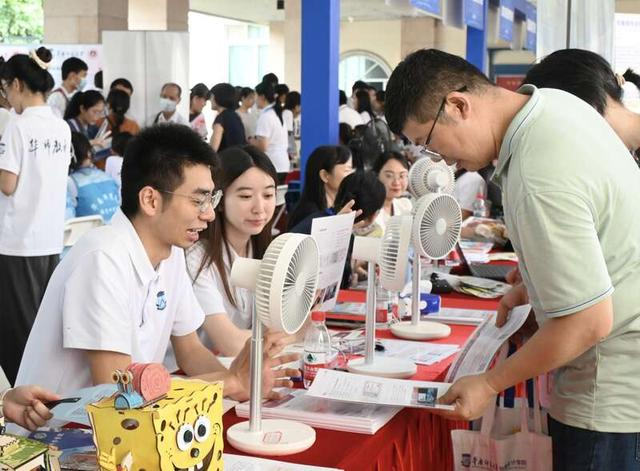 华南师范大学招生咨询日现场。罗政/摄