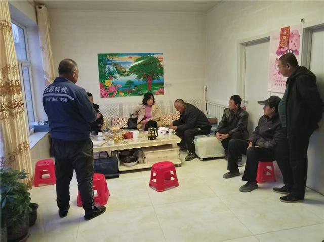 法官和调解员入户调解矛盾。 陈婷 摄