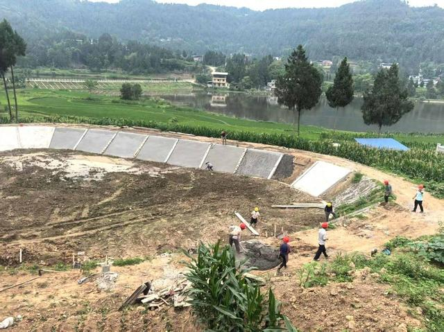 仪陇县福临乡宝瓶村山坪塘，正在加紧改造。（受访者供图）