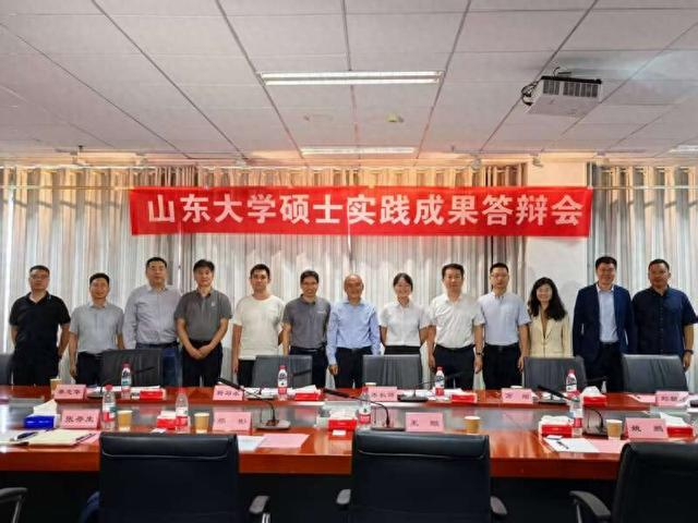王茜实践成果毕业答辩现场合影，右六为王茜。（图片由受访者提供）