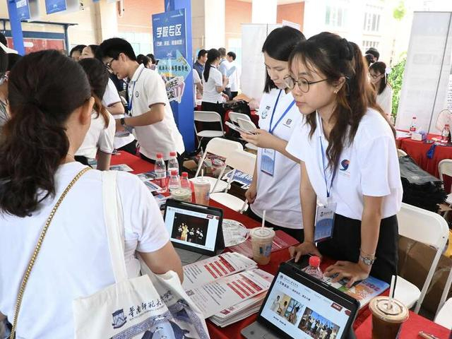 各个学院展位前挤满了人。罗政/摄