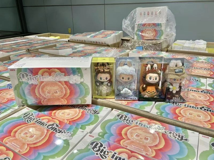 昆明长水机场海关查获超量携带的泡泡玛特Labubu玩偶。海关总署供图
