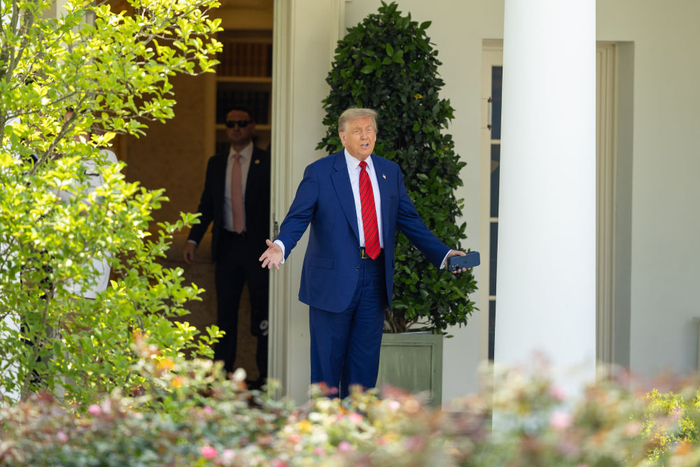 6月20日，美国总统特朗普离开华盛顿白宫椭圆形办公室。新华社记者胡友松摄