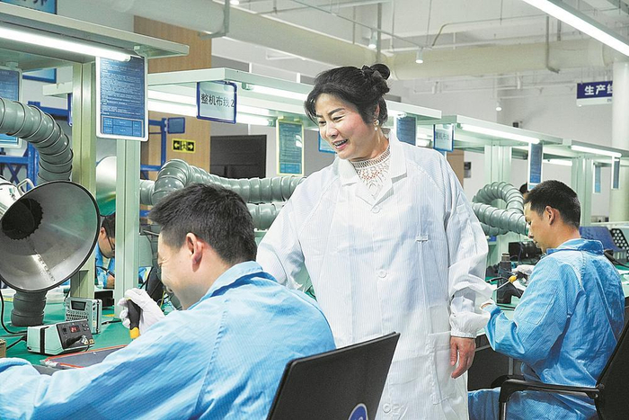     工作中的夏丽华。