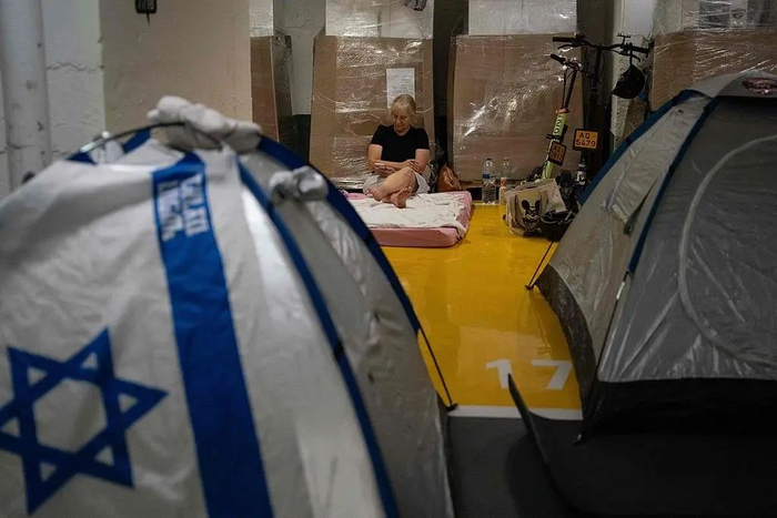 △当地时间21日，以色列民众在地下停车场躲避伊朗袭击