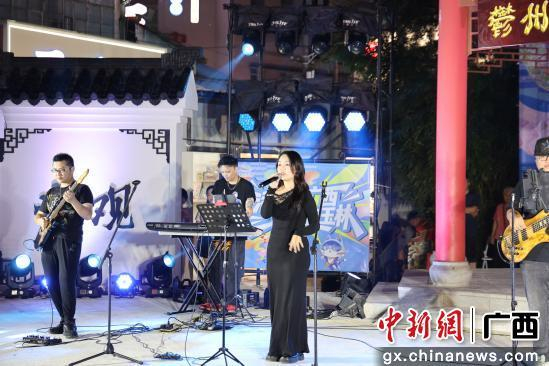 乐队演唱注入潮流符号。玉州区融媒体中心供图