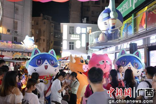 文化IP与游客市民互动。玉州区融媒体中心供图