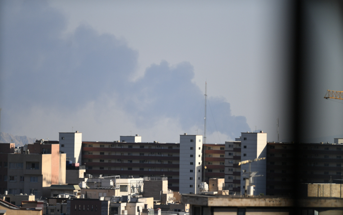 ▲资料图：6月17日，伊朗首都德黑兰市区的浓烟。图/新华社