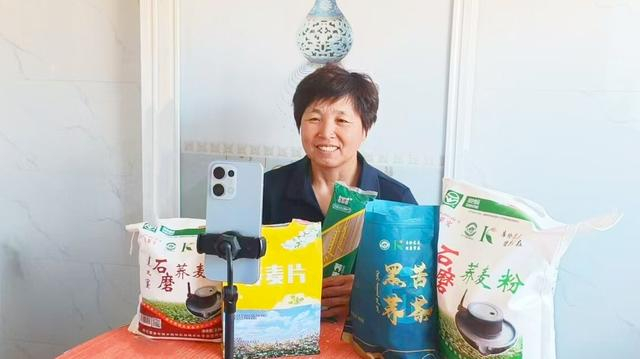 傲都胡正通过直播间介绍本土农产品。（资料图）