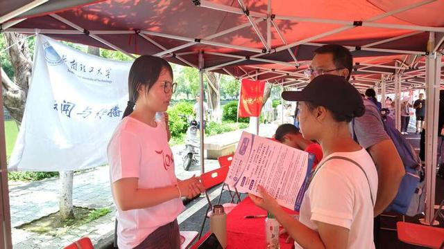 考生和家长咨询招生信息。陈洁蓥/摄