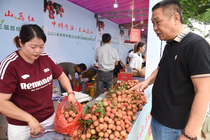 化州中垌荔枝销售现场。