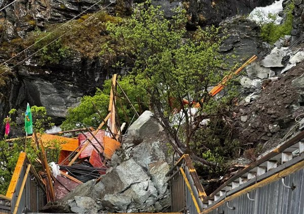 下山道路被大量山石堵塞。 网络图