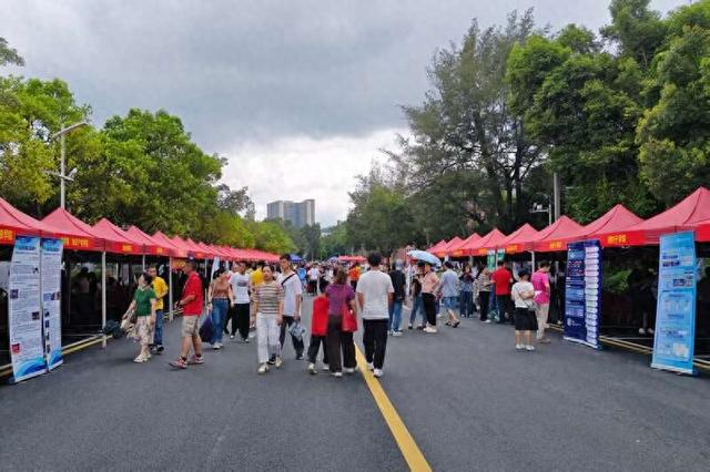 华南理工大学招生咨询会现场。陈洁蓥/摄