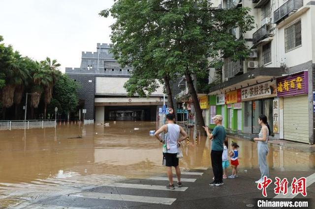 6月21日，广西柳州市城区沿江低洼地段被洪水淹没。林馨 摄