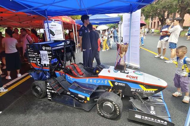 华工电动方程式赛车展出。陈洁蓥/摄