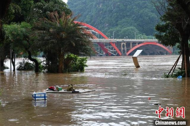 6月21日，广西柳州市城区沿江低洼地段被洪水淹没。林馨 摄