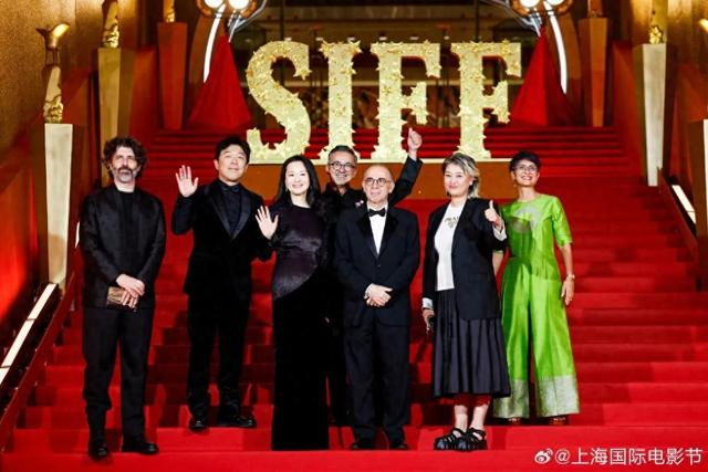 托纳多雷领衔的评委会走上闭幕红毯