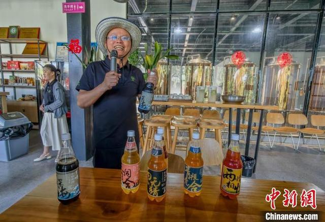 图为返乡创业青年王槐超介绍自家产的精酿啤酒。中新网记者 骆云飞 摄