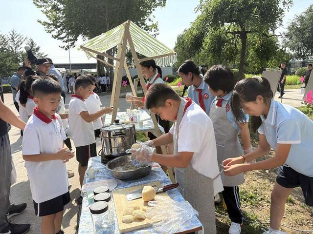 6月17日，北京房山区青龙湖镇中心小学（大苑村校区）校园里的“龙湖市集”。中青报·中青网记者 李新玲/摄
