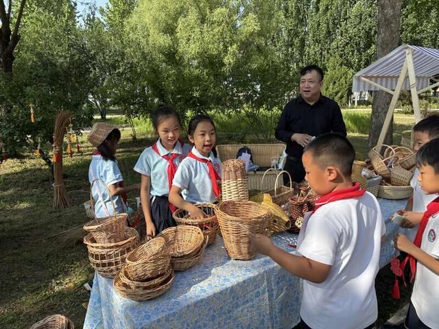 6月17日，北京房山区青龙湖镇中心小学（大苑村校区）校园里的“龙湖市集”。中青报·中青网记者 李新玲/摄