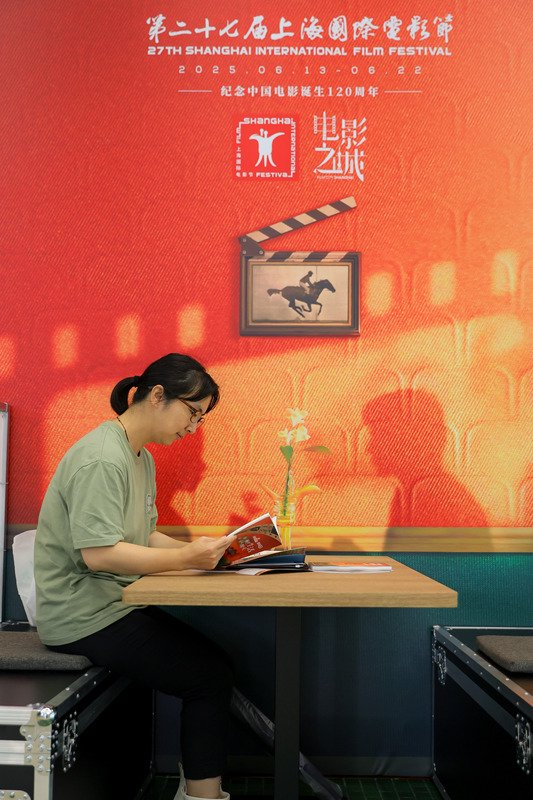 观众在本届电影节主海报前“打卡”