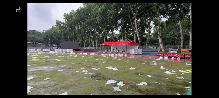 武汉大学毕业典礼结束后露天体育场一角。视频号“珞珈山丽丽” 视频截图