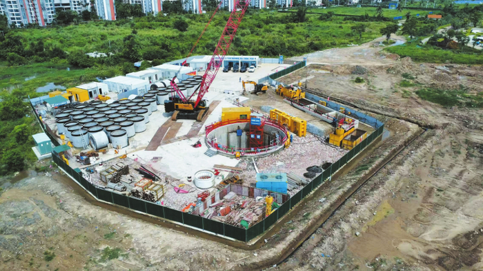 俯瞰海口220千伏滨江（国兴）输变电新建工程过江隧道始发井施工场地，各项作业正加紧推进。记者 陈晓洁 通讯员 周睿 摄