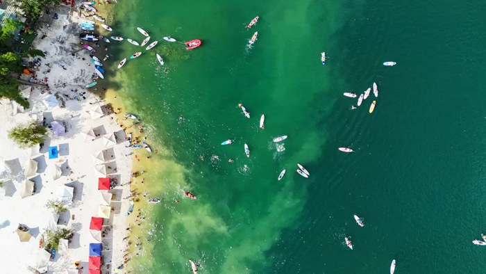 △游客在坝盘村游玩。图片来源：贵州民政